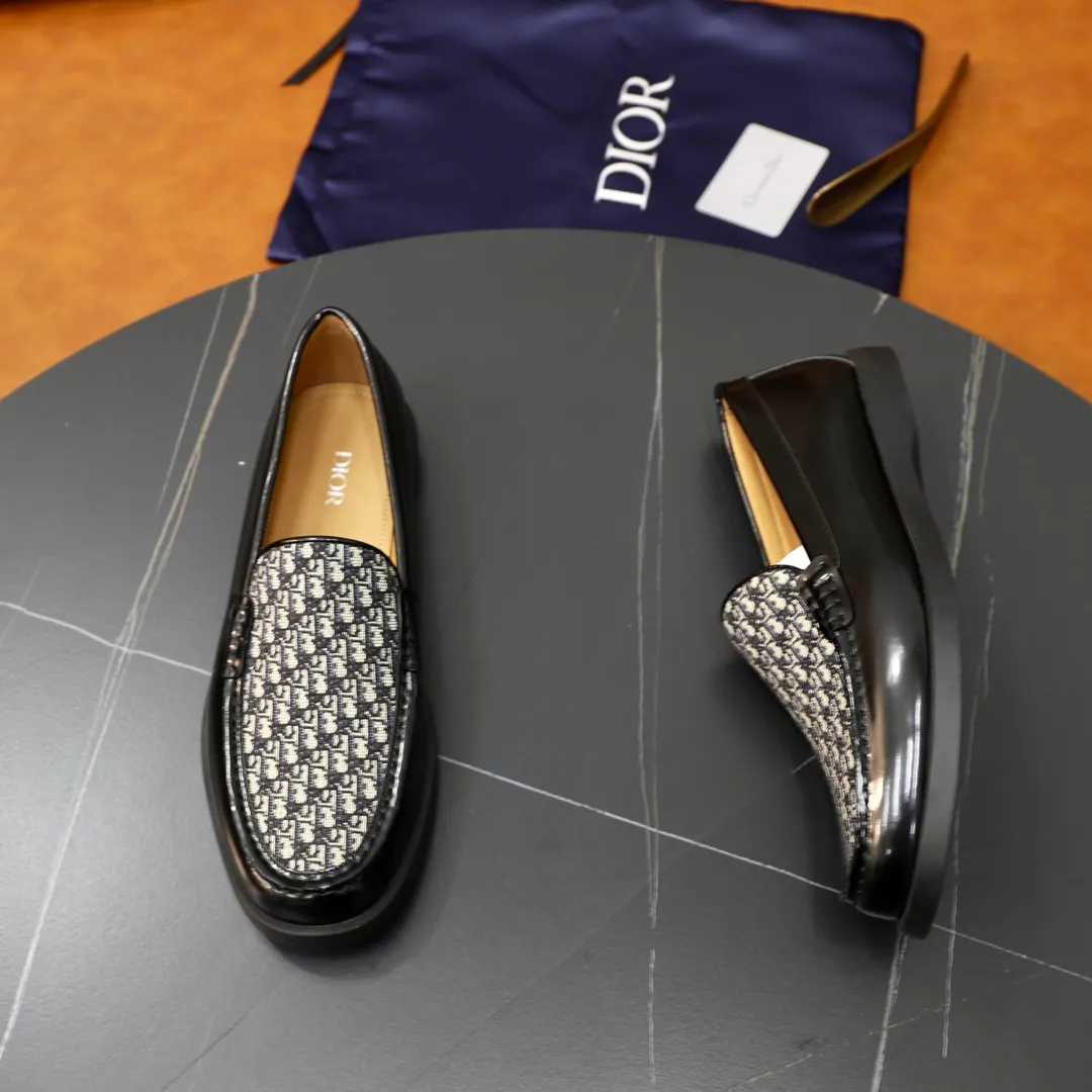 Ex-factory price: 540🙅‍♂️🙅‍♂️🙅‍♂️ Brand: Dior DIOR Standard code: Men's code 38/44 (45 can be customized) Grade: Same as the official website Material: Original cowhide stitching, cowhide lining, original TPU wear-resistant soft outsole Style categories: Leisure and sports version, footwear for driving, young fashion, European and American trends, British style Color: actual picture color